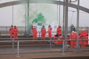 Hamburg limanını kapatan göstericiler, İsrail’e silah ihracatının durdurulması çağrısı yaptı