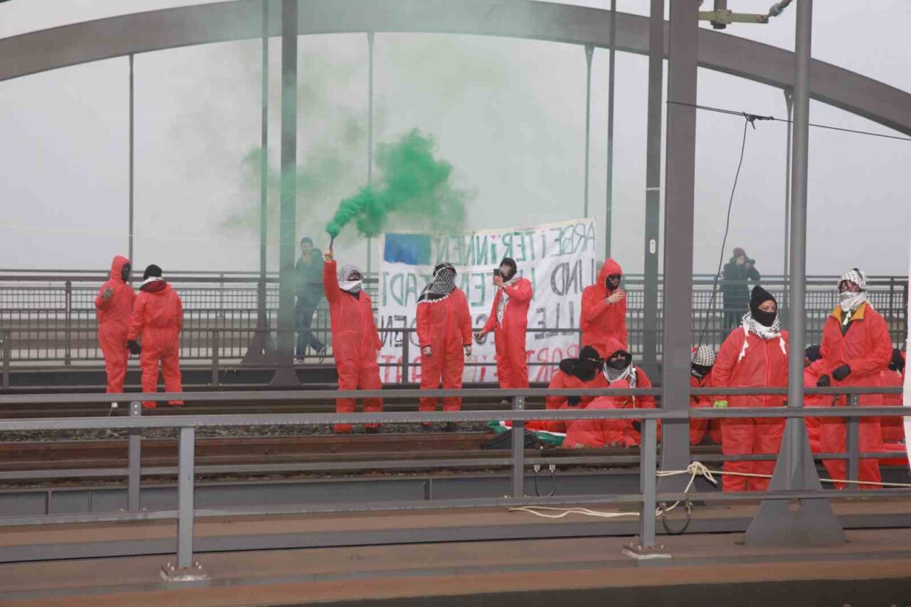 Hamburg limanını kapatan göstericiler, İsrail’e silah ihracatının durdurulması çağrısı yaptı