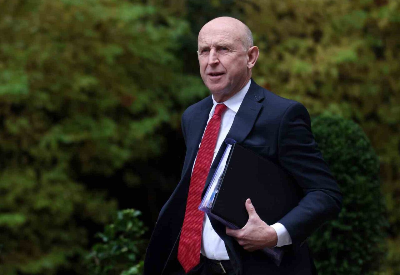 İngiltere Savunma Bakanı Healey: “Rus casus gemisi, İngiltere sularının sınırında”