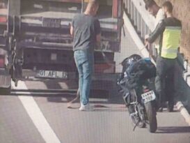 Otoyolda tehlikeli yolculuk kameralara yansıdı: Benzini biten motosikleti kamyonla çektiler