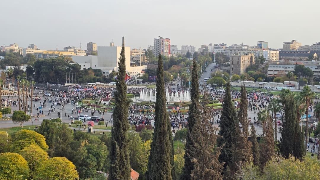 Suriye’de halk, ulusal birlik kutlamaları için meydanları doldurdu