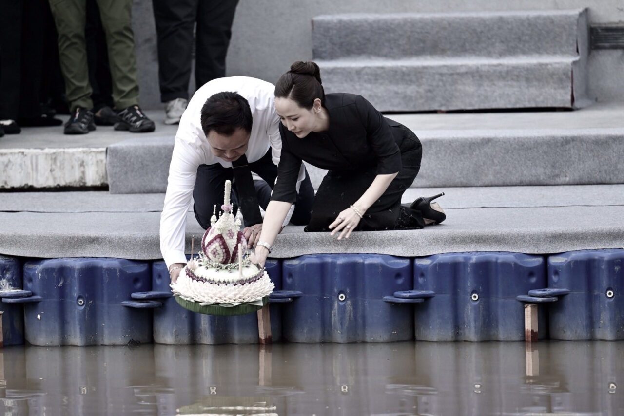 Tayland’da Yüzen Fener Festivali