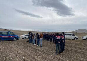 Nevşehir İl Jandarma Komutanlığı ekiplerince yapılan çalışma neticesinde Kaymaklı Beldesi, Bağcak Mevkiinde yer alan açık arazide köpek dövüşü yapılacağı bilgisi elde edilmiştir.