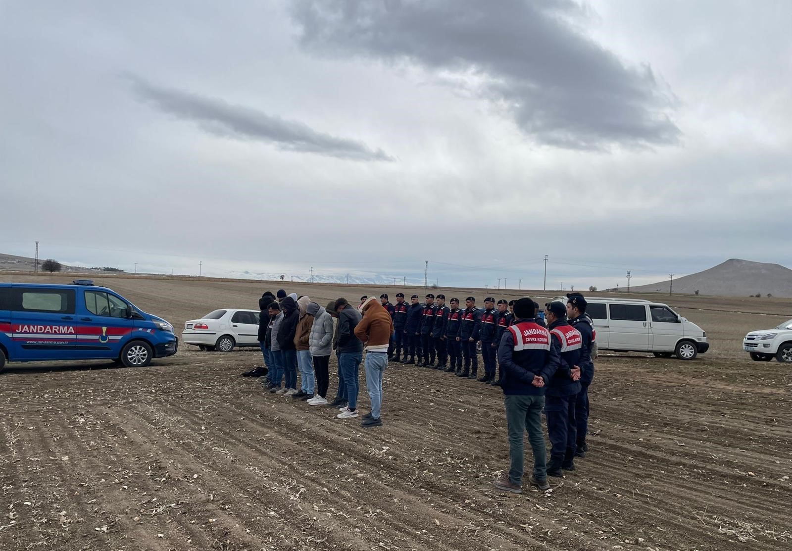 Nevşehir İl Jandarma Komutanlığı ekiplerince yapılan çalışma neticesinde Kaymaklı Beldesi, Bağcak Mevkiinde yer alan açık arazide köpek dövüşü yapılacağı bilgisi elde edilmiştir.