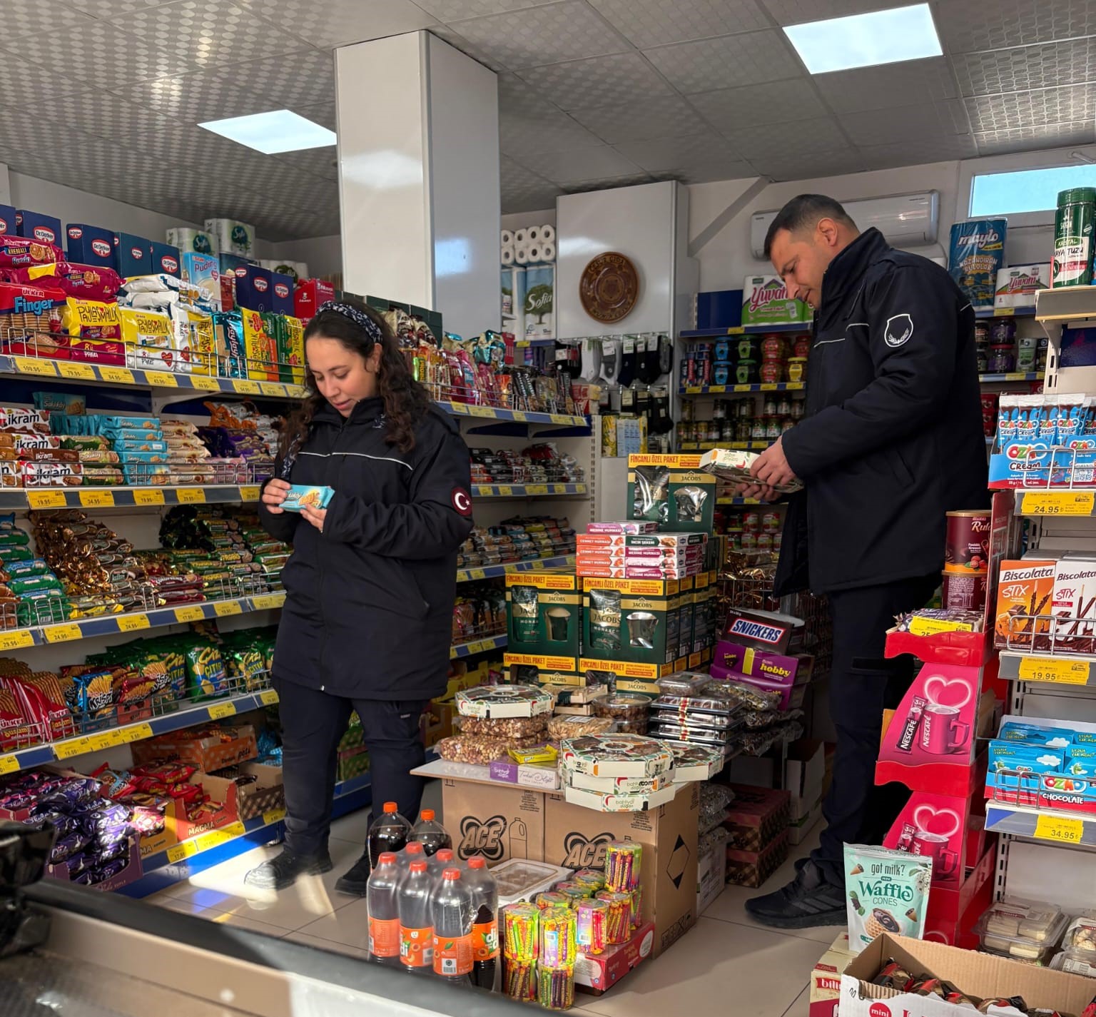 Zabıta Amirliği ekiplerimiz, yılbaşı öncesi ilçemizde faaliyet gösteren marketlerde denetimlerine hız kesmeden devam ediyor.