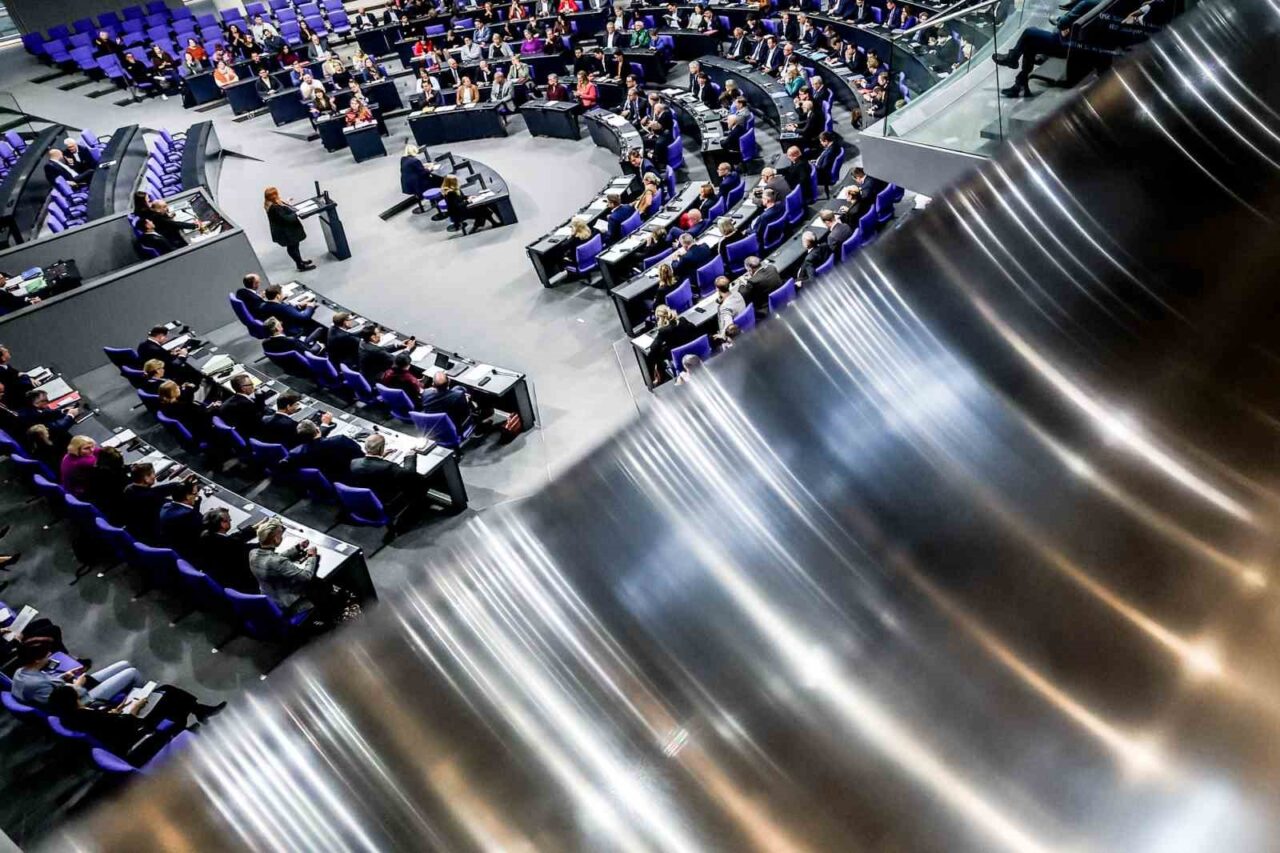Almanya’da “Merz’e güvenoyu” niteliğindeki emeklilik reformu Federal Meclis’ten kıl payı geçti