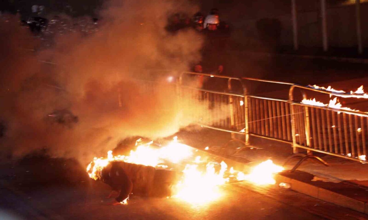 Arnavutluk’ta protestocular Başbakanlık binasına molotof kokteyli attı