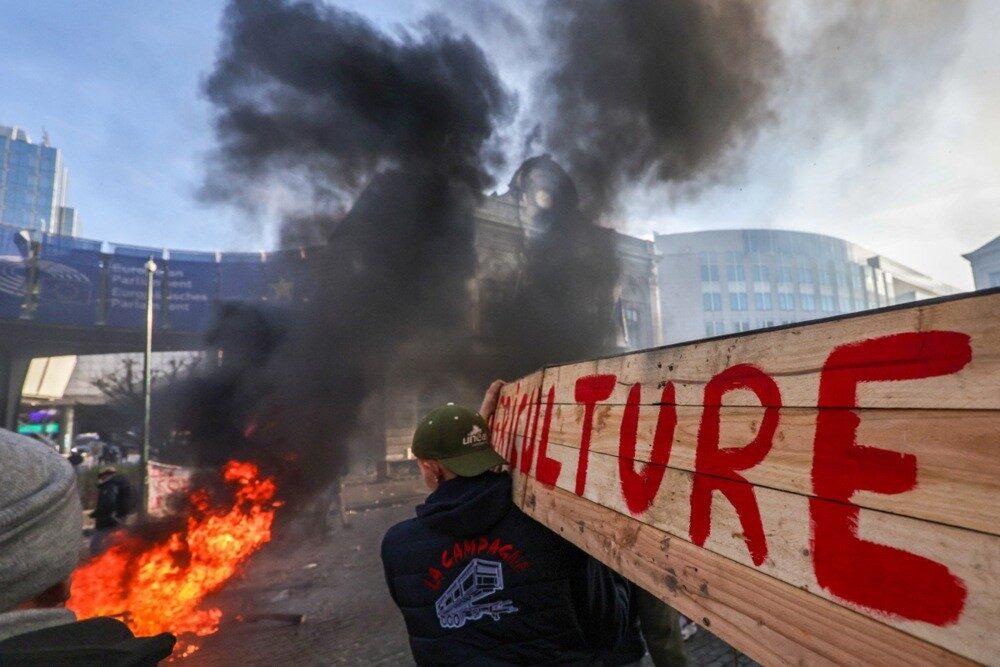 Avrupalı çiftçiler, Brüksel’de sokakları traktörlerle kapattı