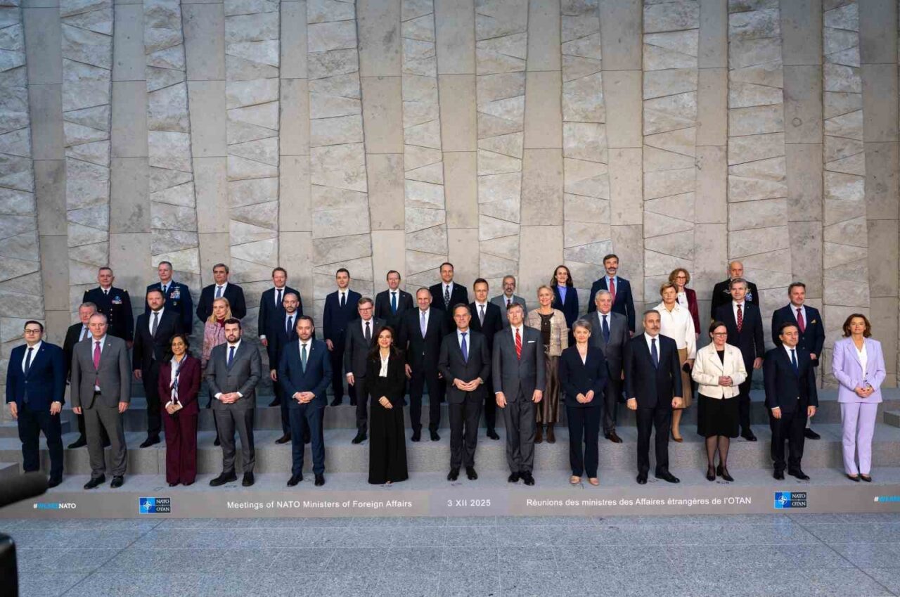 Dışişleri Bakanı Fidan, NATO Dışişleri Bakanları ile aile fotoğrafı çektirdi