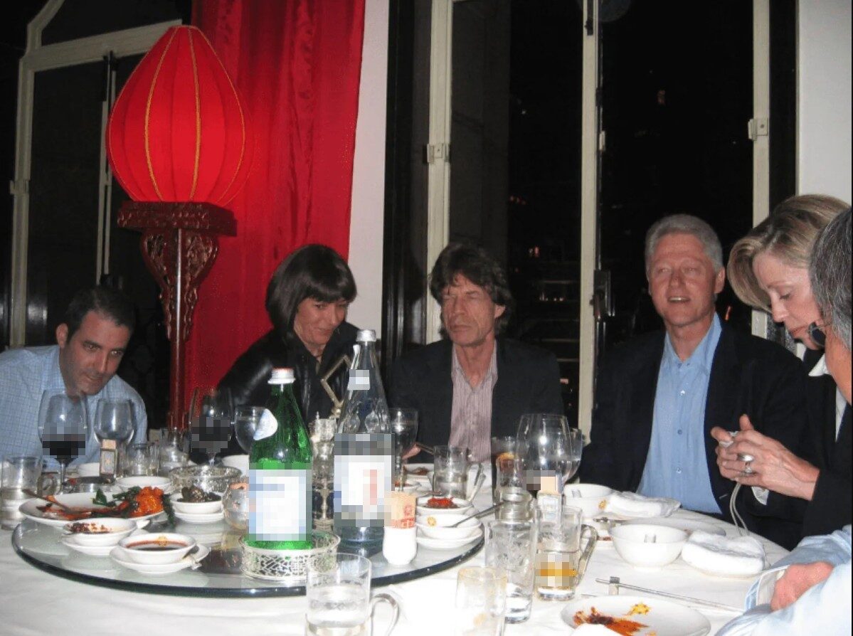 Epstein belgelerinde Clinton ve Michael Jackson dahil çok sayıda ünlü ismin fotoğrafları ortaya çıktı