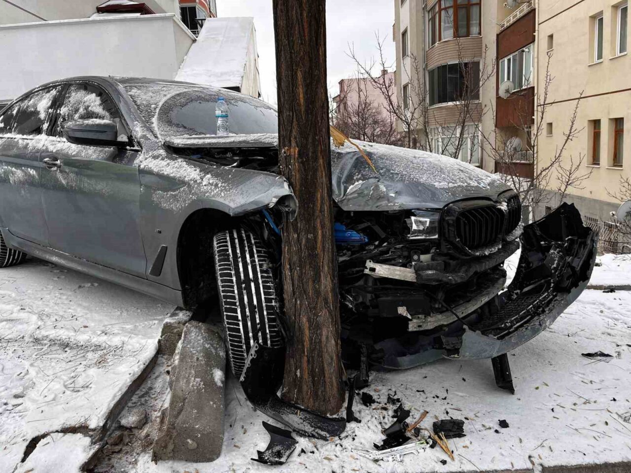 Faciayı ağaç önledi: O anlar güvenlik kameraları yansıdı