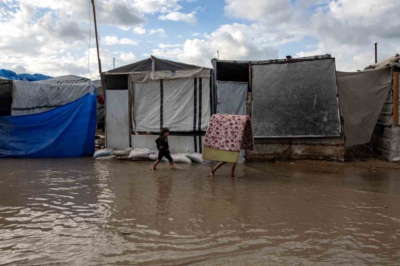 Gazze’yi vuran fırtınada 12 kişi hayatını kaybetti, 27 binden fazla çadır hasar gördü