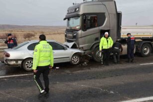 Otomobille tır kafa kafaya çarpıştı: 1 ölü 1’i ağır 3 yaralı