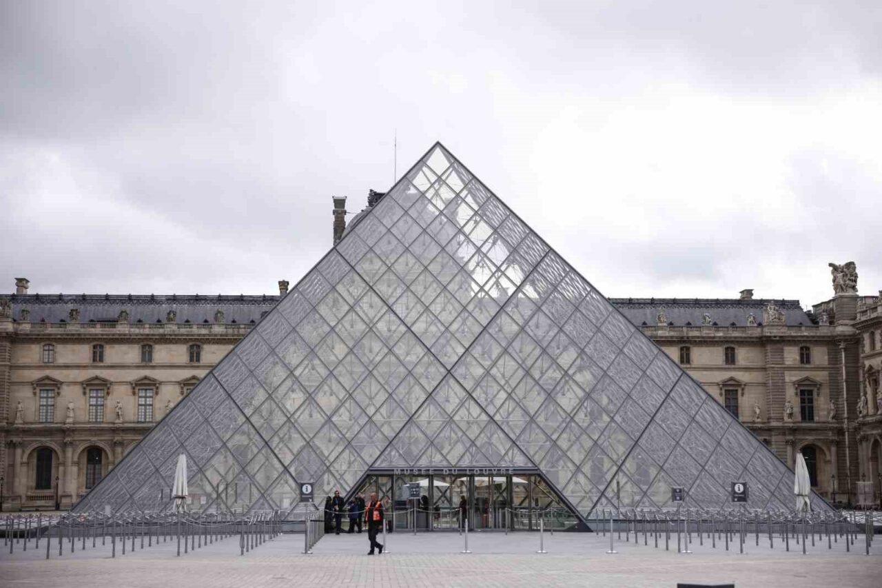 Paris’teki Louvre Müzesi çalışanları greve gitti, müze açılmadı