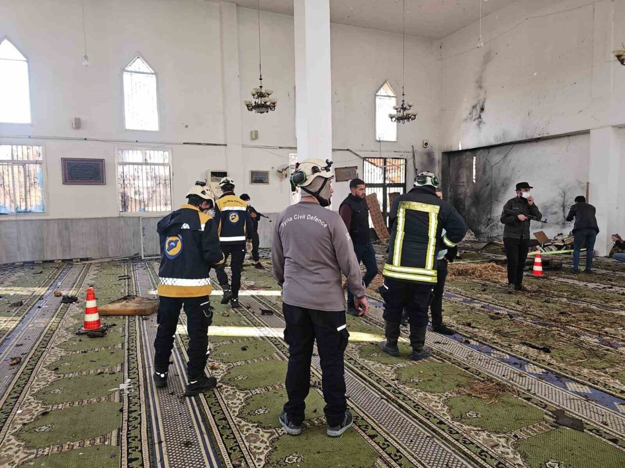Suriye’de cami patlamasında can kaybı 8’e yükseldi