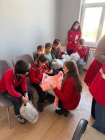 Kızılay’dan Köy ve Belde Okullarındaki Öğrencilere Kışlık Giyim Yardımı !