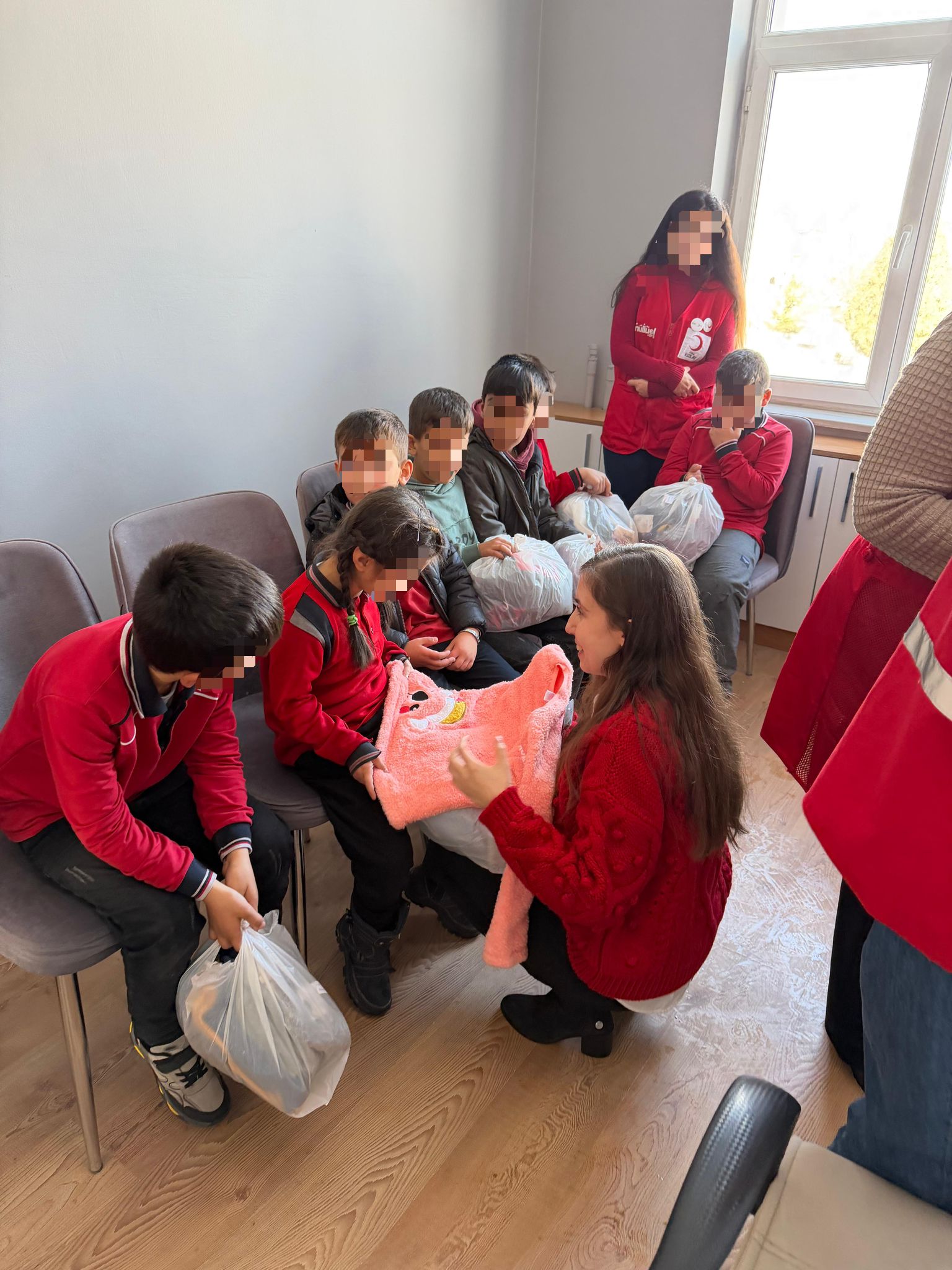 Kızılay’dan Köy ve Belde Okullarındaki Öğrencilere Kışlık Giyim Yardımı !