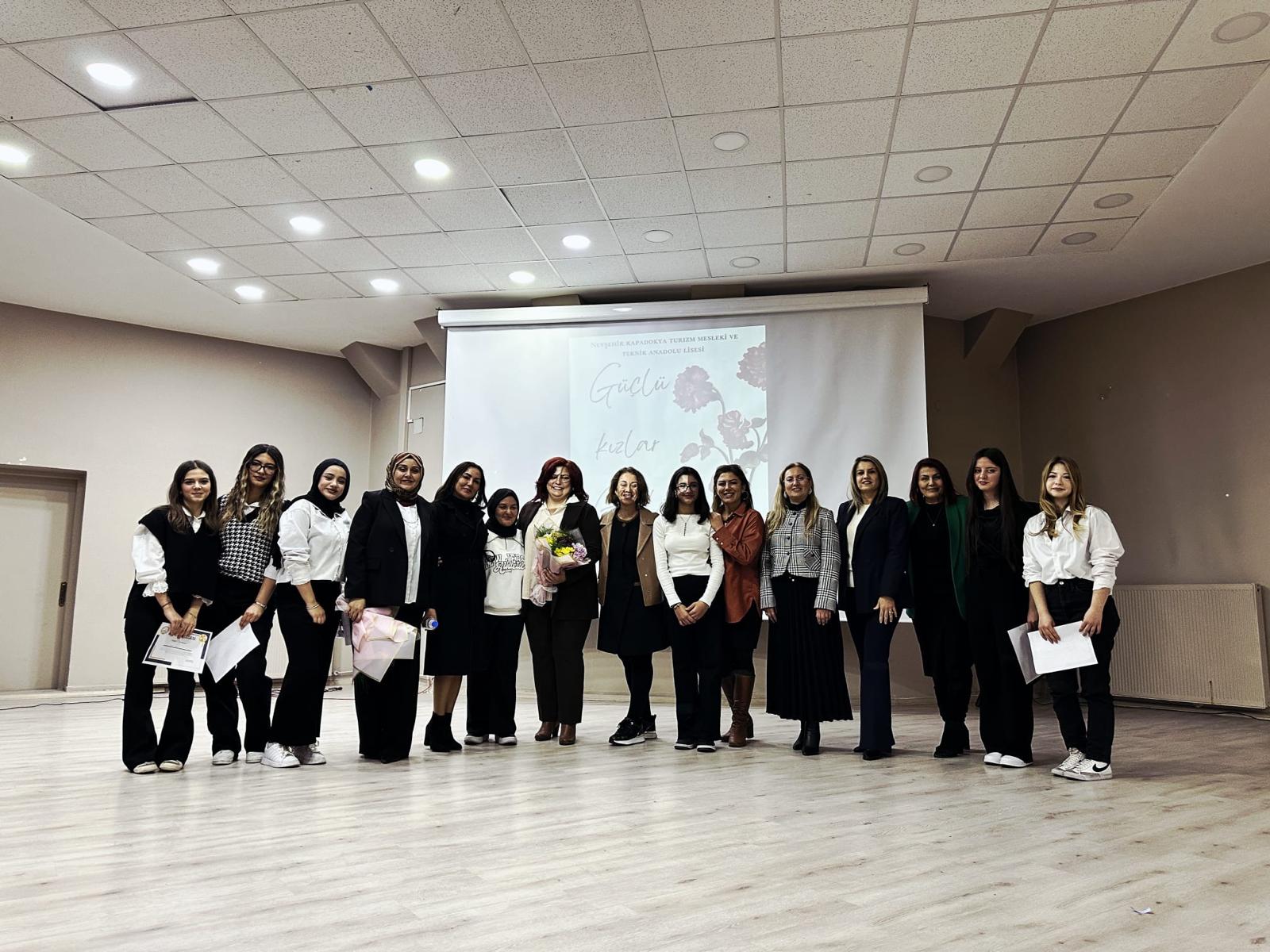 “Güçlü Kızlar, Güçlü Gelecek” Projesi Kapanış Programıyla Tamamlandı