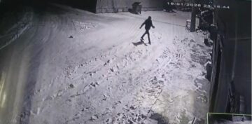 Bahçesine giren kurtları çaydanlıktaki sıcak suyla kovaladı