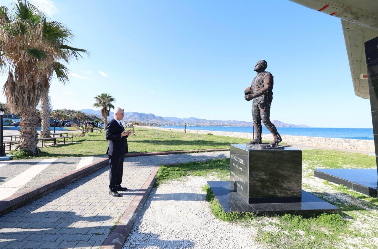 Bakan Bolat, KKTC’de şehit Yüzbaşı Cengiz Topel’in anıtını ziyaret etti