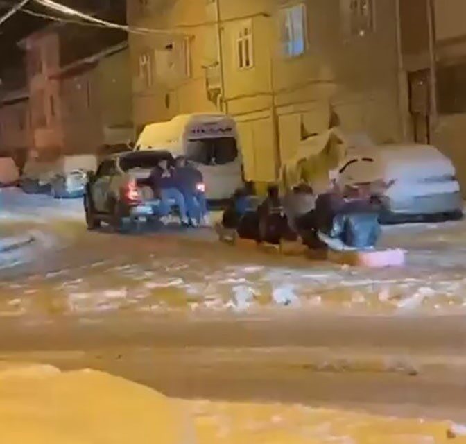 Belediye personelinden kar eğlencesi