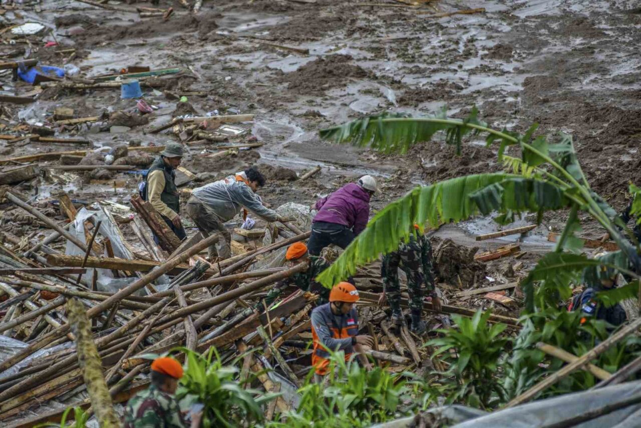 Endonezya’daki toprak kaymasında can kaybı 16’ya yükseldi