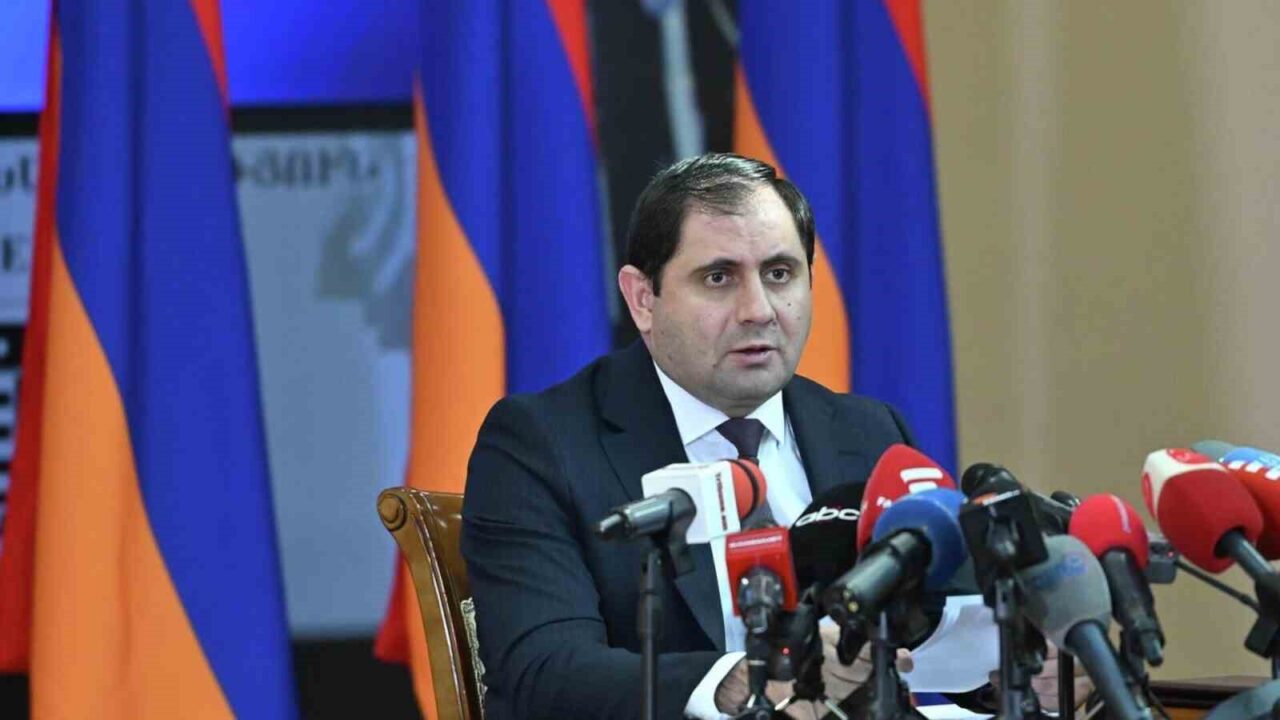 Ermenistan Savunma Bakanı Papikyan: “Azerbaycan ile silahlanma yarışına girmeyi planlamıyoruz”