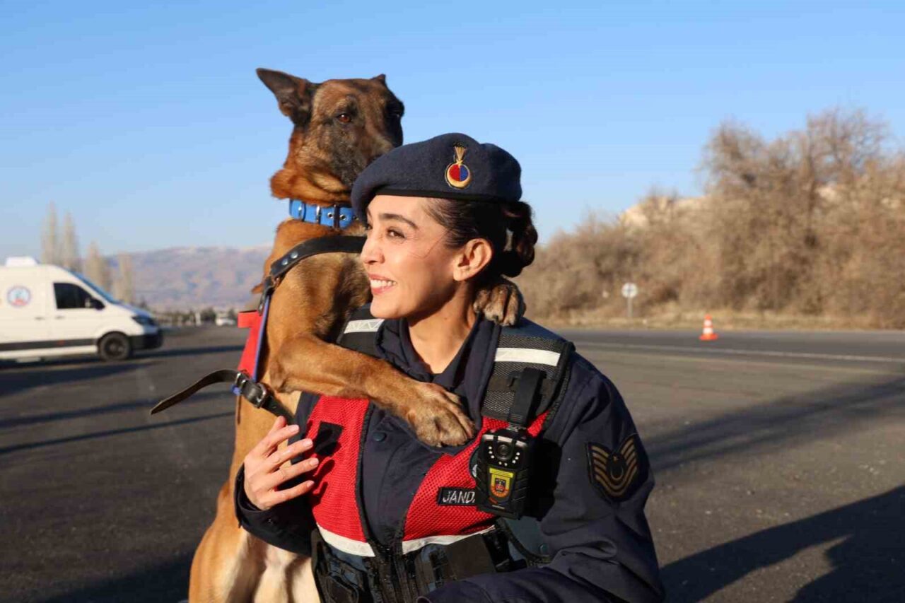 JAKEM’de görev köpekleri zorlu görevlere hazırlanıyor