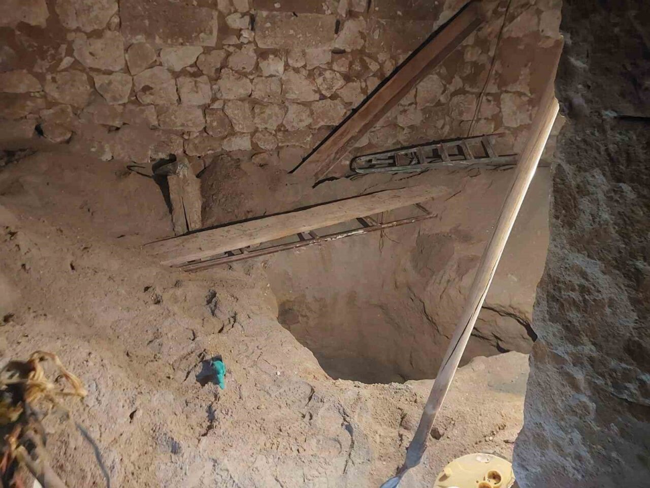 Kaçak kazı yaparken suçüstü yakalandılar