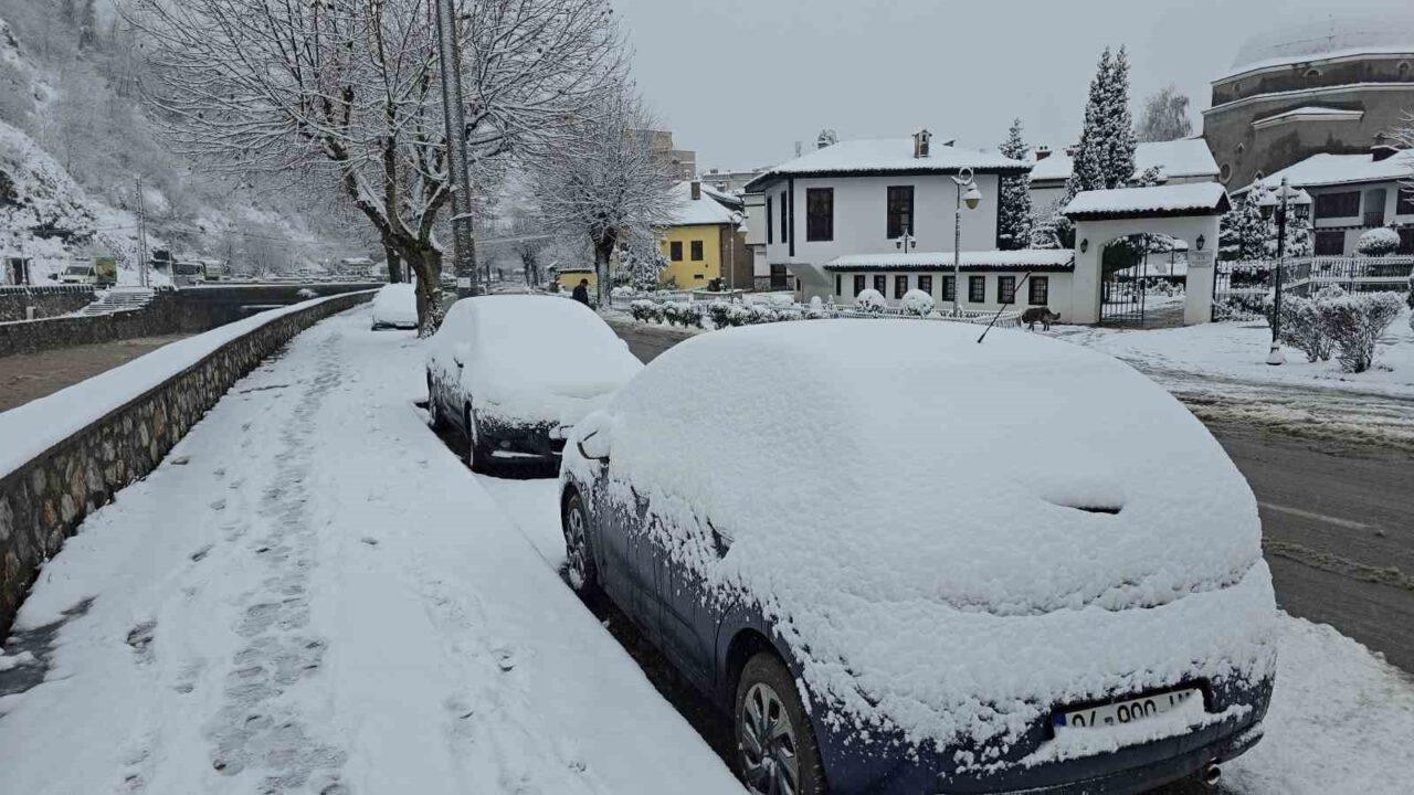 Kosova’da kar yağışı Prizren’de kartpostallık görüntüler oluşturdu