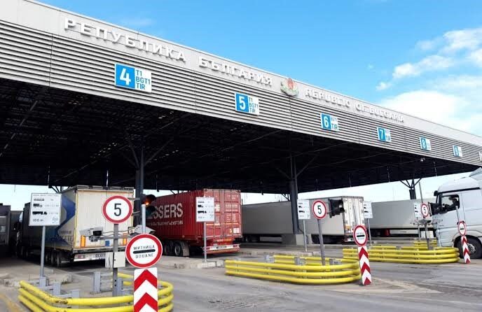 Türk tır şoförlerinden “çorba parası” adı altında rüşvet alan görevlilerin cezası kesinleşti