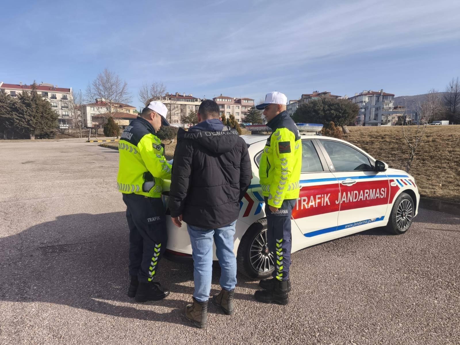 Akrobatik Hareketler Yapan Motosiklet Sürücüsüne Jandarmadan Ceza ve Adli İşlem