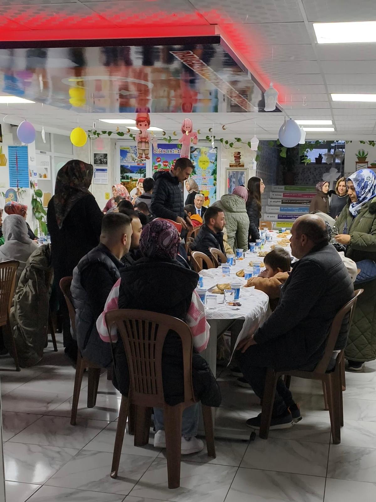 20 Temmuz İlkokulu ev sahipliğinde, Yunus Emre İlkokulu iftarda misafir edildi.