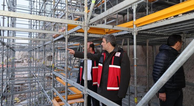 Aslanbay, Göreme’de bulunan peribacasında yürütülen güçlendirme ve restorasyon çalışmalarını yerinde inceledi