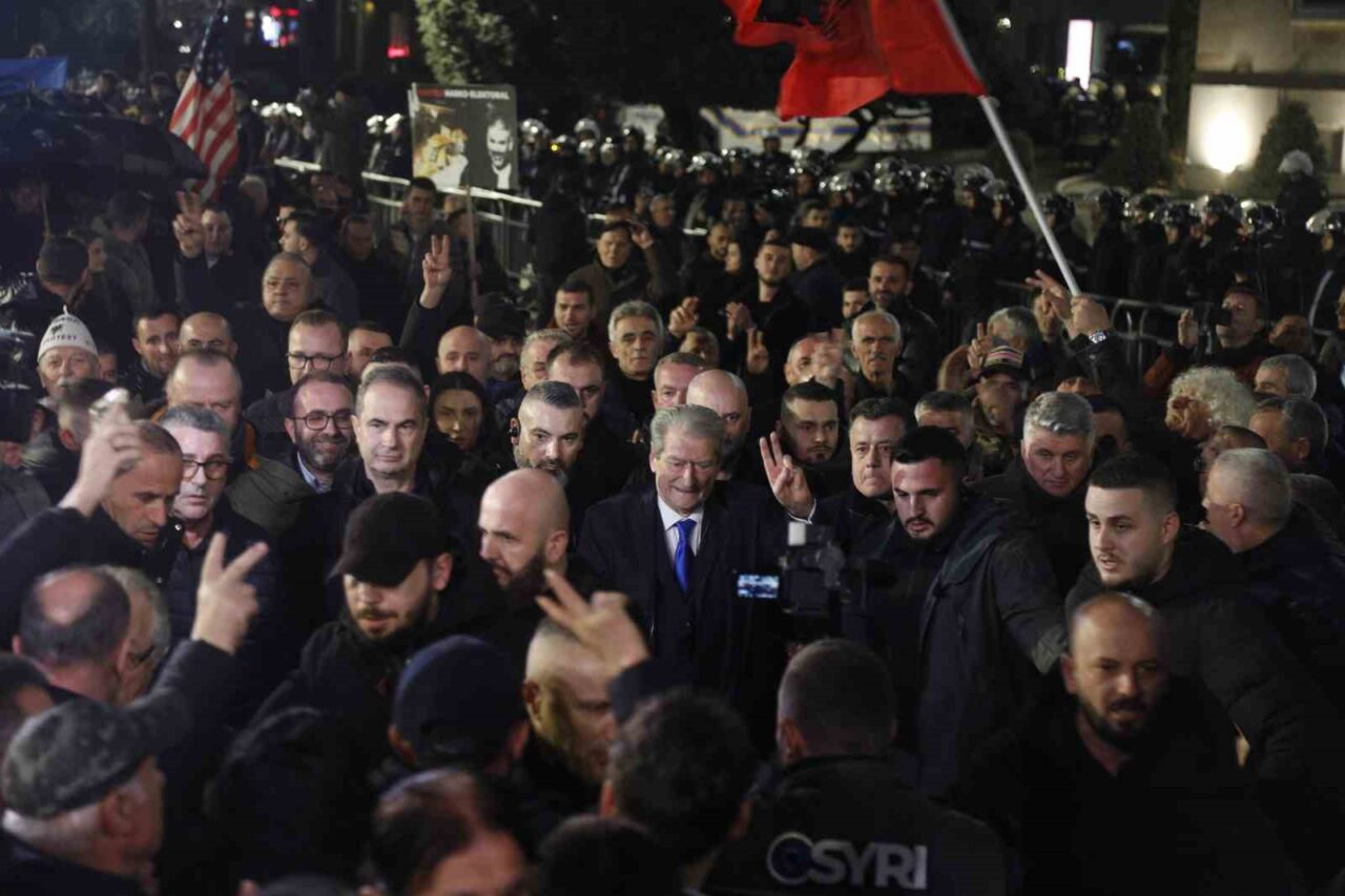 Arnavutluk’ta hükümet karşıtı protestocular ile polis arasında çatışma