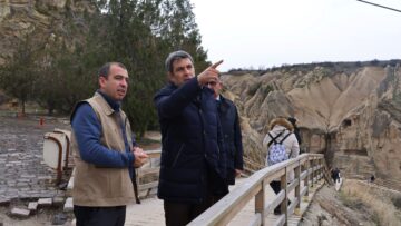 Kapadokya Alan Başkanı A. Cem Aslanbay, Göreme Ören Yeri’nde devam eden yeraltı kaya mekânları kurtarma kazı alanında incelemelerde bulundu.