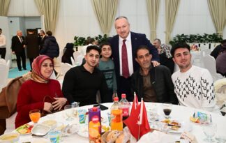 Valimiz Sayın Ali Fidan, Ramazan ayının ilk iftarında şehit aileleri ve gazilerle “Büyük Aile Sofrası İftar Programı”nda bir araya geldi. 📍 Nevşehir Öğretmenevi