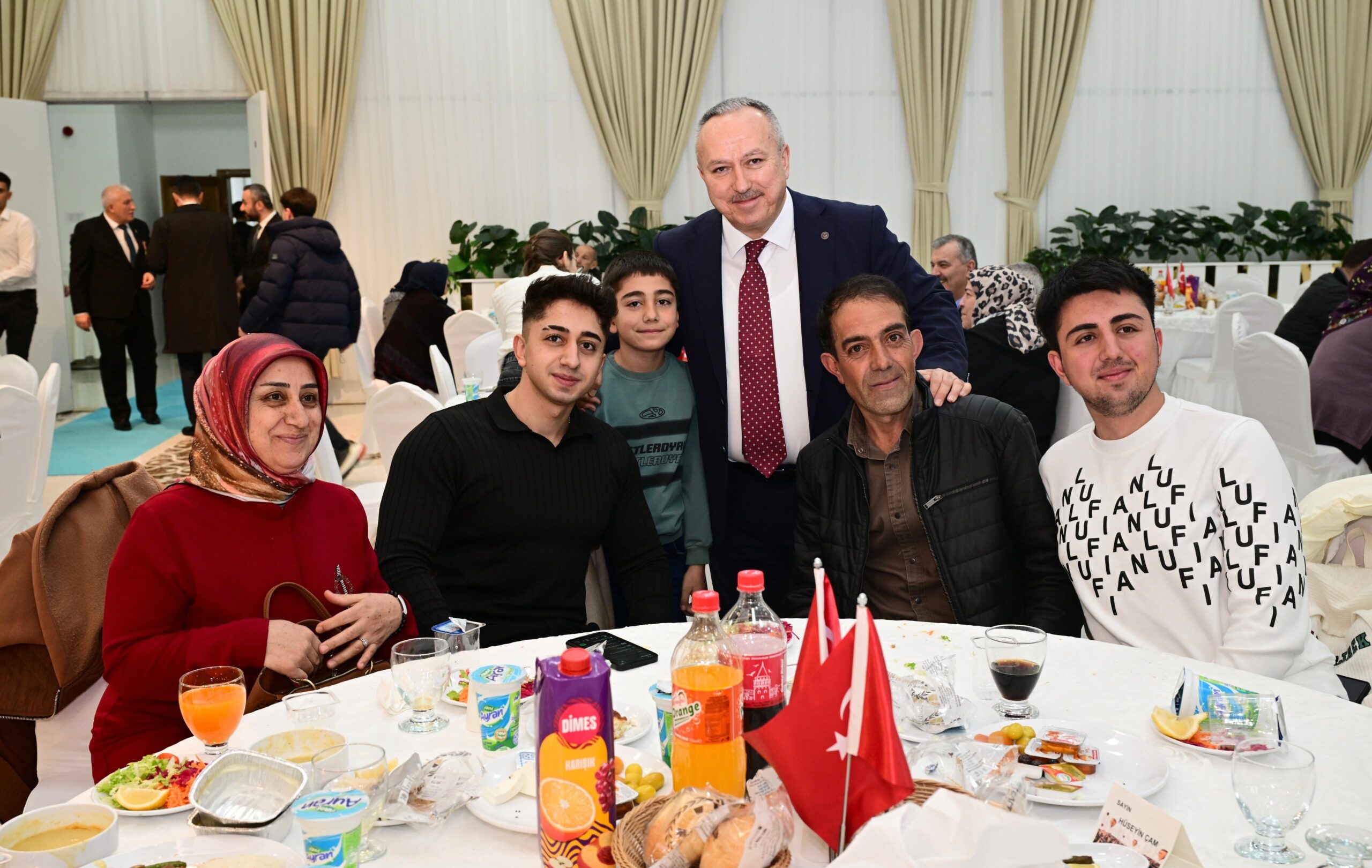 Valimiz Sayın Ali Fidan, Ramazan ayının ilk iftarında şehit aileleri ve gazilerle “Büyük Aile Sofrası İftar Programı”nda bir araya geldi. 📍 Nevşehir Öğretmenevi