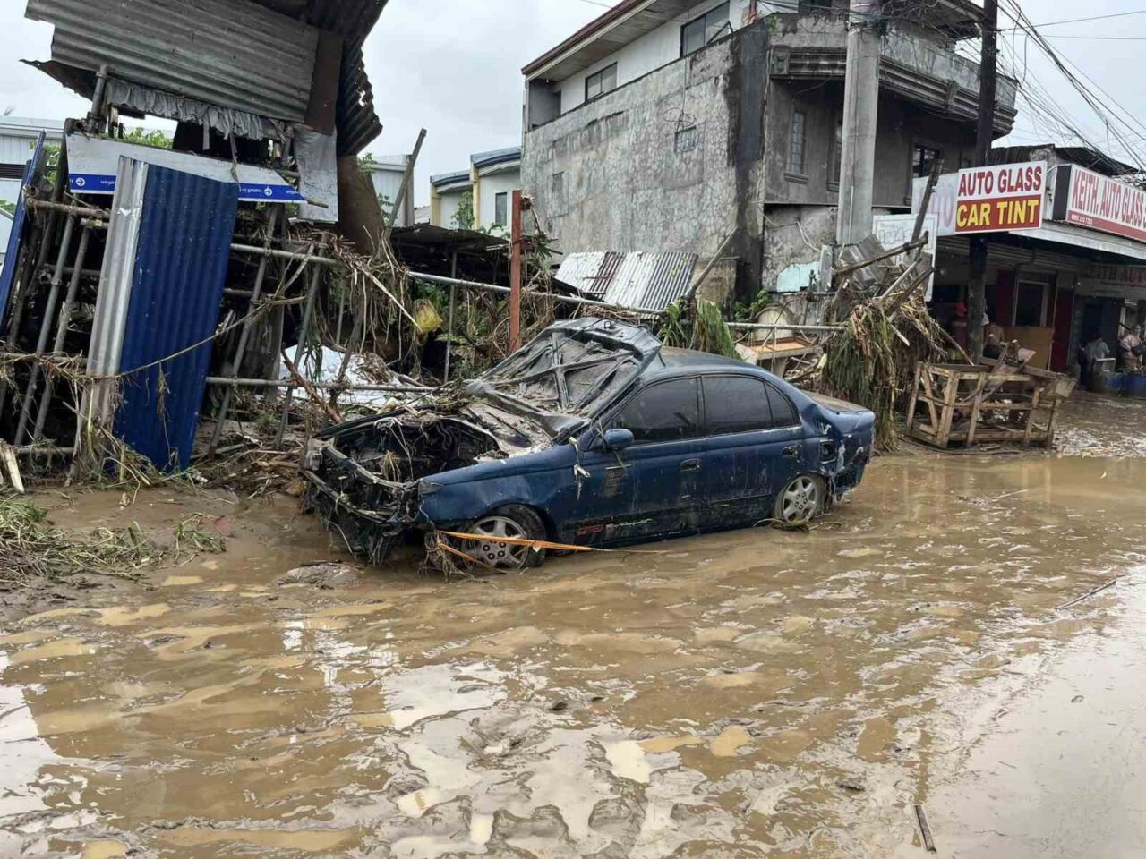 Filipinler’i tropikal fırtına vurdu: 12 ölü