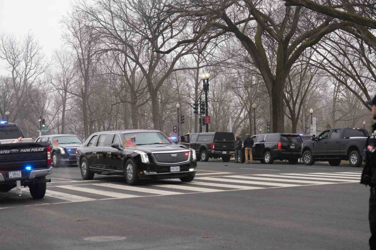 Gazze Barış Kurulu toplantısı sırasında Filistin destekçilerinden protesto: 2 gözaltı