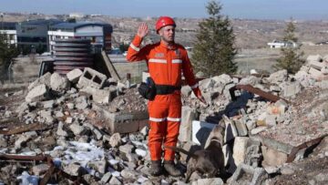 JAKEM’de deprem sonrası umut arayan patiler