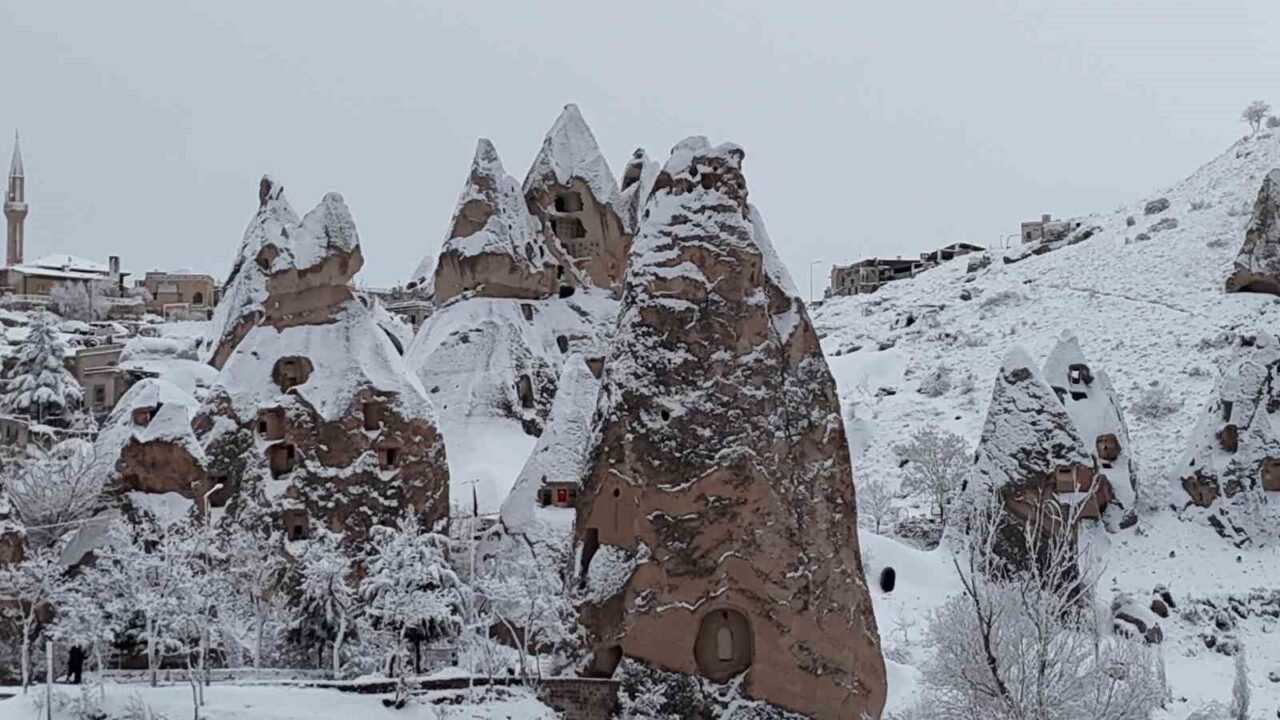 Kapadokya kar altında kartpostallık görüntüler oluştu