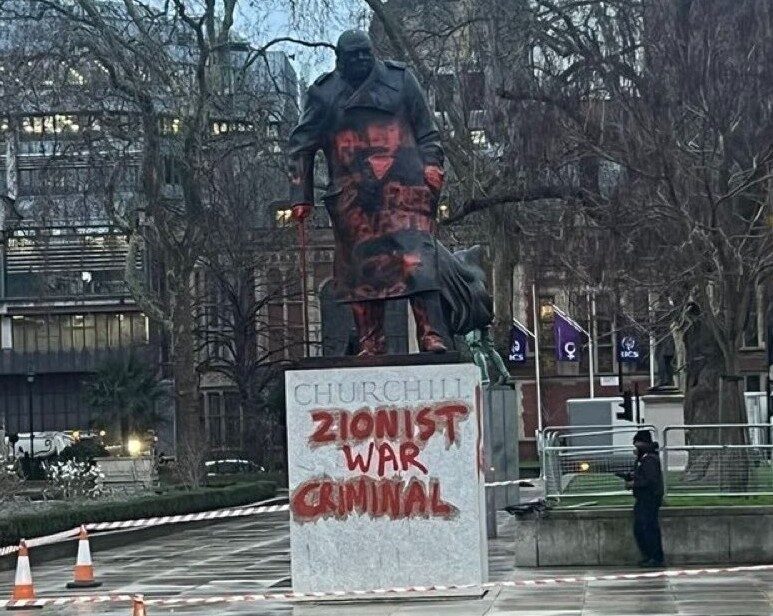 Londra’daki Winston Churchill heykeline kırmızı boyalarla İsrail protestosu