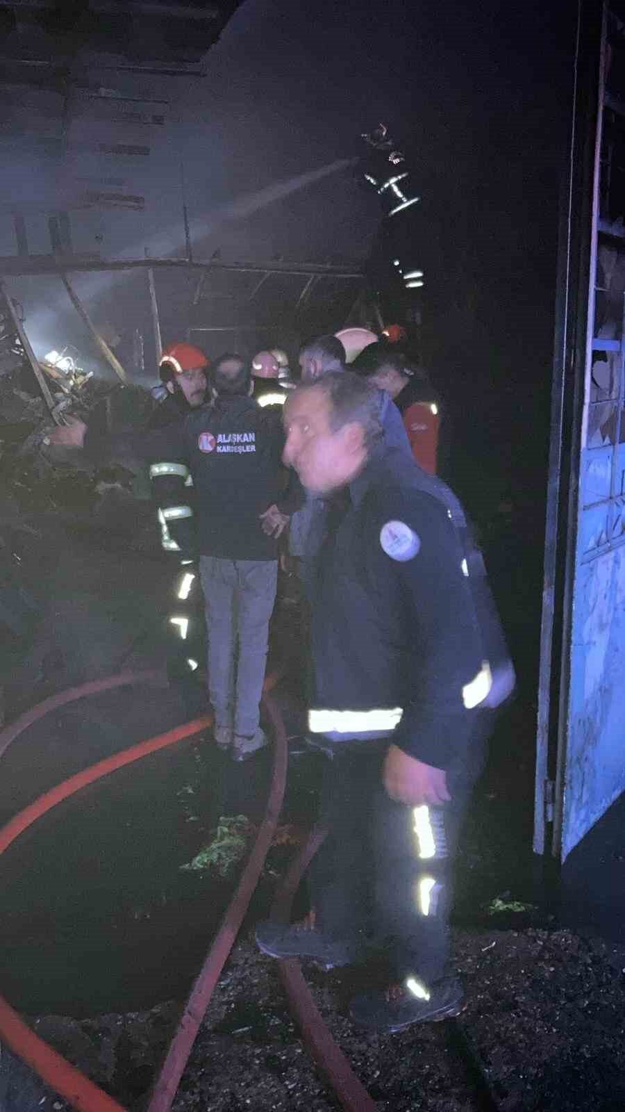 Oto döşeme dükkanı çıkan yangında küle döndü