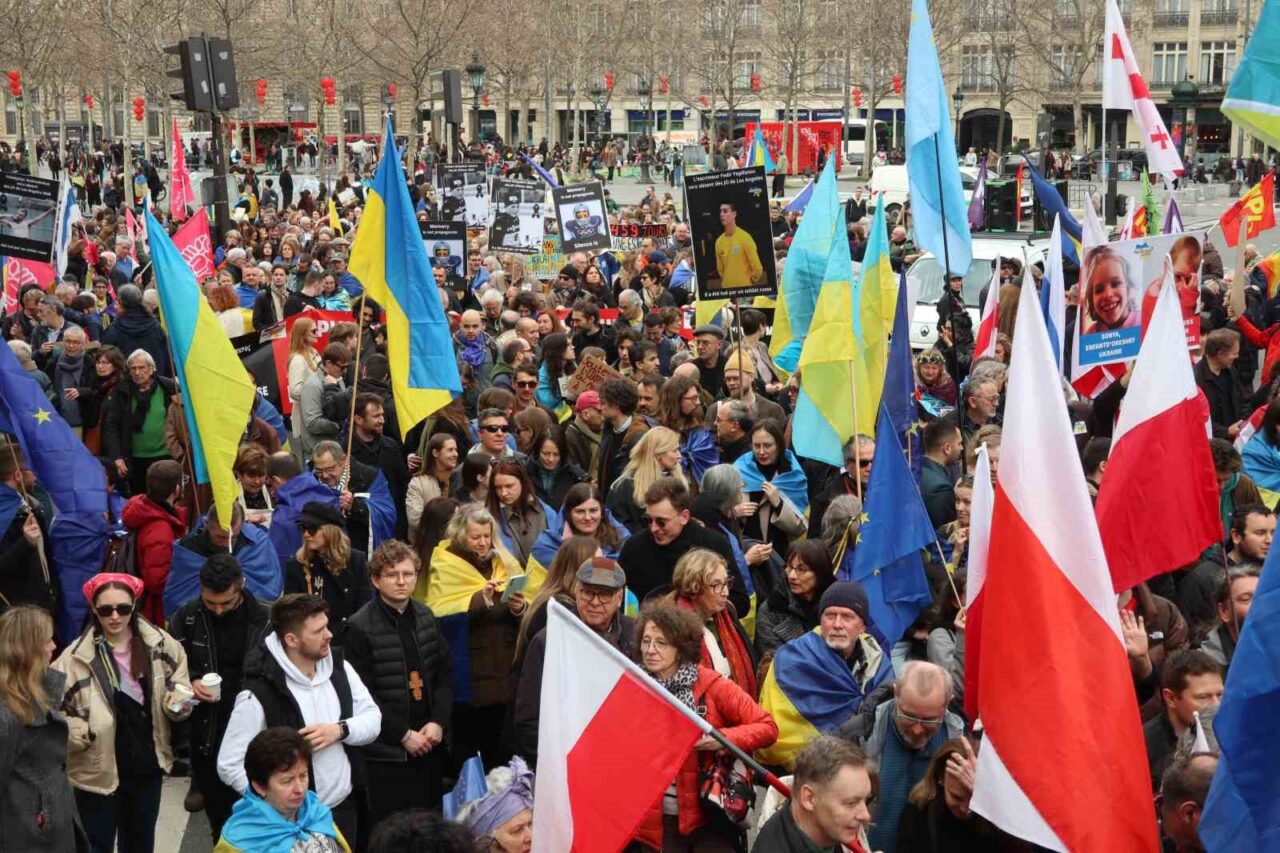 Paris’te Ukrayna’ya destek yürüyüşü