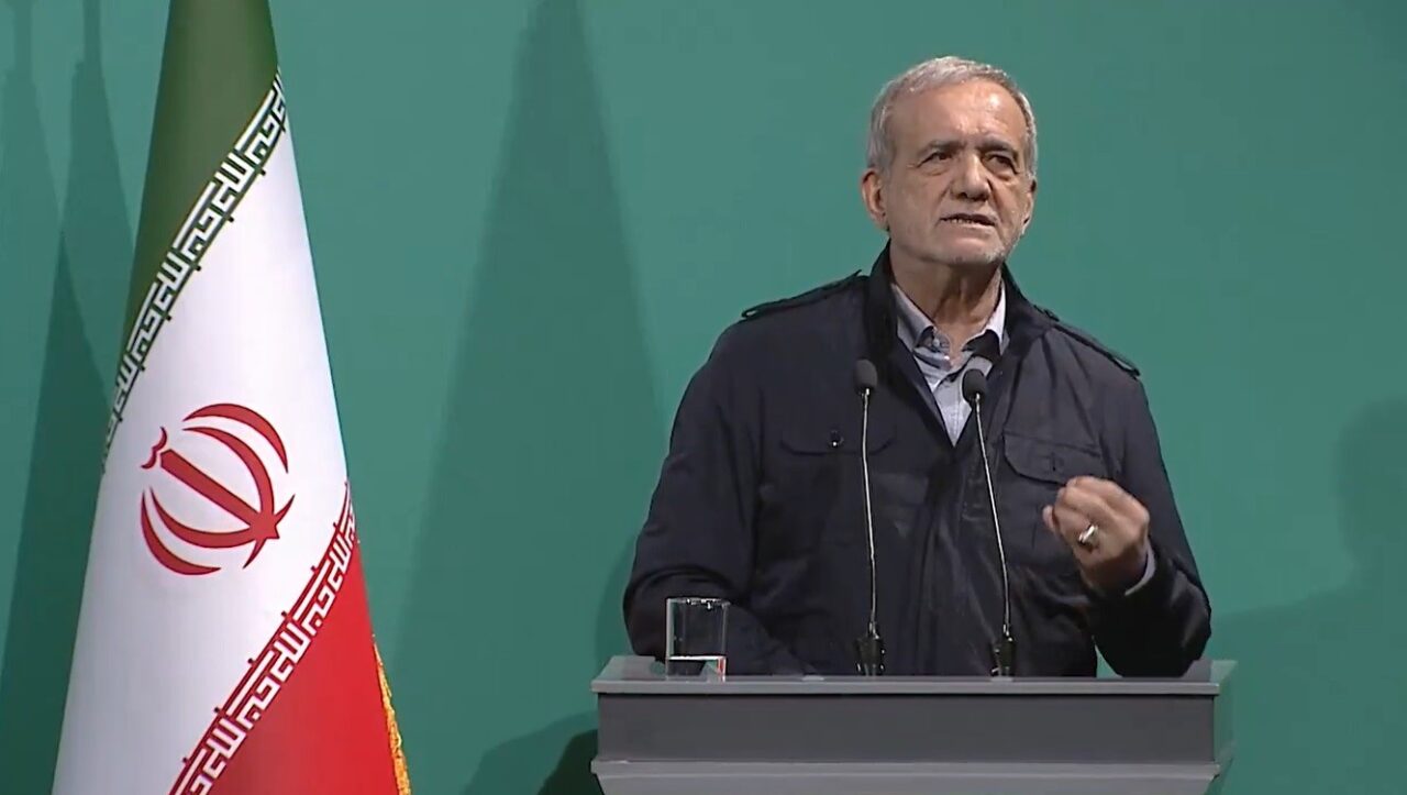 Pezeşkiyan: “Dünya güçleri bizi boyun eğmeye zorlamak istiyor”