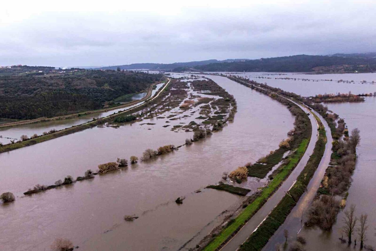 Portekiz’i fırtına ve sel vurdu: 1 kişi hayatını kaybetti