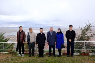 Ziyaret kapsamında heyeti makamında da ağırlayan Başkanımız, kendilerine hediyelerini takdim etti. 🤝