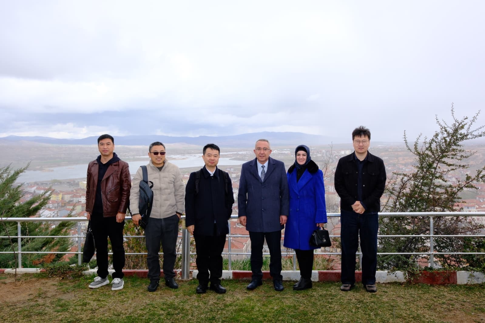 Ziyaret kapsamında heyeti makamında da ağırlayan Başkanımız, kendilerine hediyelerini takdim etti. 🤝