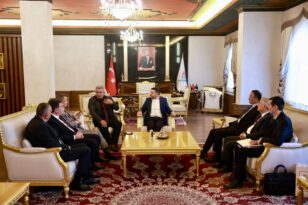 Kırgızistan Ankara Büyükelçisi Kazakbayev, Belediye Başkanı Arı’yı Ziyaret Etti